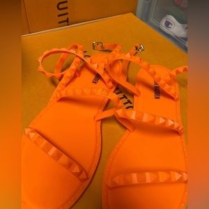 STEVE MADDEN | Women’s Neon Orange Travel J Studded Jelly Sandal Size 10